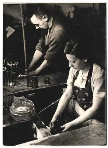 17 Fotografien Wilhelm Sturm, Ansicht Haida / Sudetengau, Manufaktur für Glasschmuck & Gebrauchsgut, Produktions-Ansicht
