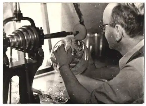 17 Fotografien Wilhelm Sturm, Ansicht Haida / Sudetengau, Manufaktur für Glasschmuck & Gebrauchsgut, Produktions-Ansicht