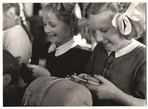 6 Fotografien Wilhelm Sturm, Ansicht Gottesgab / Erzgebirge, Frauen und Mädchen produzieren Klöppelwaren in Heimarbeit