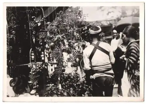 Fotografie Atlantic, Ansicht Tokio - Tokyo, japanischer Blumenverkäufer und Frau im Kimono 1940