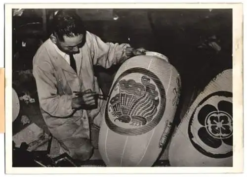 Fotografie Atlantic, Japanischer Geschäftsmann malt Hauswappen auf ein Lampion 1942