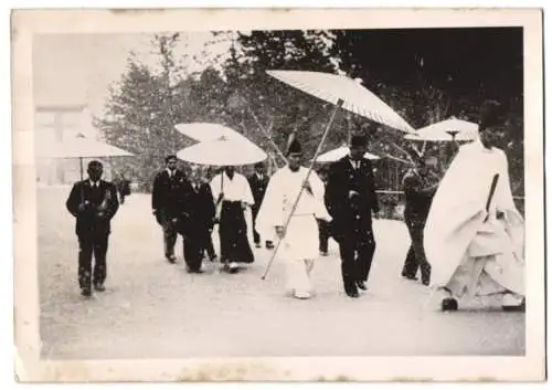 Fotografie Gottesdienst im Schneesturm, Fürst Konoe Fumimaro mit Begleitung auf dem Weg zum Kashihara-Schrein 1940