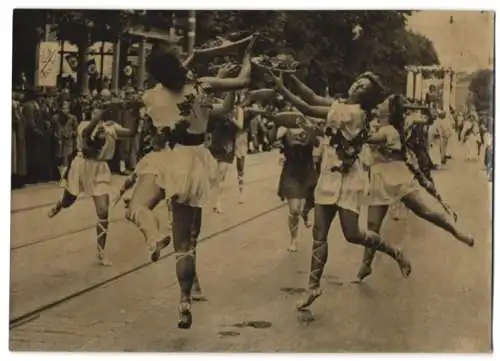 Fotografie Ansicht Baden bei Wien, Fest der Traube, hübsche leicht bekleidete Frauen tanzen bei Festumzug, 2.WK