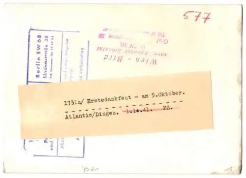 Fotografie Dinges, Bauer mit Pferdepflug nach dem Erntedankfest 1941
