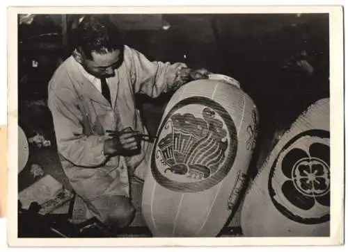 Fotografie Atlantic, Stolzer Japaner bemalt Lampion mit seinem Hauswappen 1942