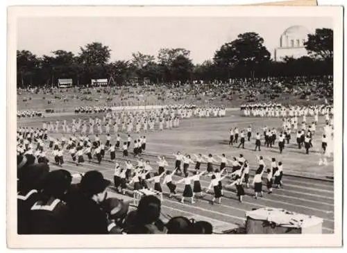 Fotografie Atlantic, Ansicht Tokio - Tokjo, Eiji-Spiele, japanische Schulmädchen tanzen bei der Eröffnungsfest 1940