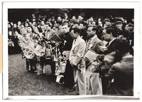 Fotografie Atlantic, Ansicht Tokio - Tokyo, Gruppe von internationalen Studenten bei einer Gartenfestlichkeit 1941