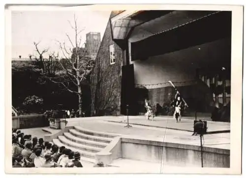 Fotografie Atlantic, Ansicht Tokio - Hibiya, Vorstellung auf einer Freilichtbühne vor der grossenMusikhalle 1941