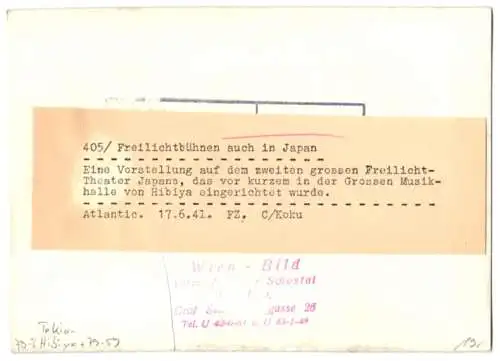 Fotografie Atlantic, Ansicht Tokio - Hibiya, Vorstellung auf einer Freilichtbühne vor der grossenMusikhalle 1941