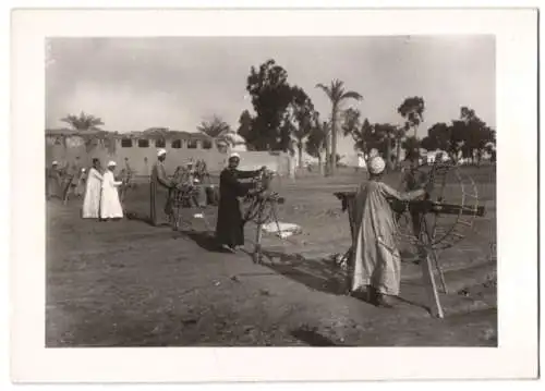 Fotografie Ägypten, Baumwoll-Spinner betreiben ihr Gewerbe auf offener Strasse 1940