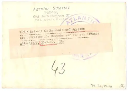 Fotografie Ägypten, Baumwoll-Spinner betreiben ihr Gewerbe auf offener Strasse 1940