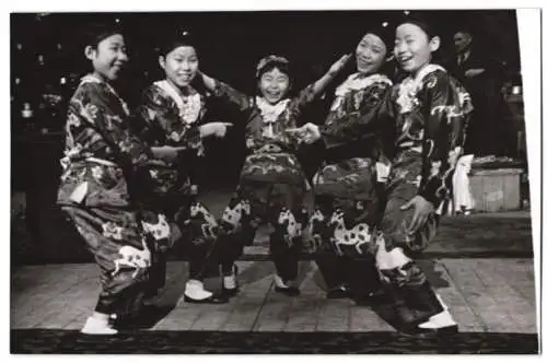 Fotografie Chinesische Artistenfamilie Shoun-Foun, Oktoberprogramm im Zirkus Hagenbeck 1942