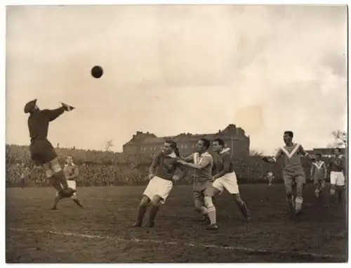 Fotografie Atlantic, Ansicht Berlin, Fussballspiel Tennis-Borussia vs. Blau-Weiss 3:2 im Poststadion 1939