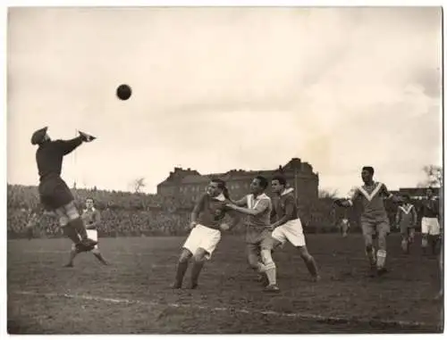 Fotografie Atlantic, Ansicht Berlin, Fussballspiel Tennis-Borussia vs. Blau-Weiss 3:2 im Poststadion 1939