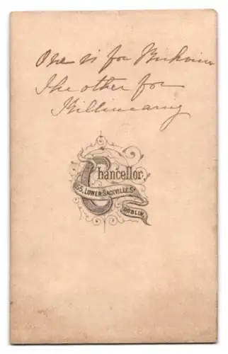 Fotografie Chancellor, Dublin, Lower Sackville St 55, Dame im Profil mit Brief