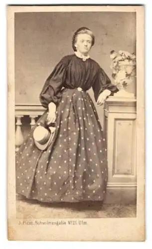 Fotografie J. Picot, Ulm, Schwilmengasse 21, elegante Dame in gepunktetem Kleid