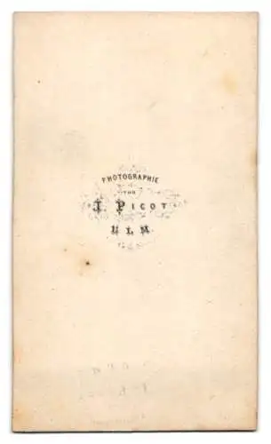 Fotografie J. Picot, Ulm, Schwilmengasse 21, elegante Dame in gepunktetem Kleid