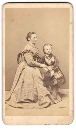 Fotografie P. Schindler, Regensburg, Mutter & Tochter im feinen Sonntagszwirn