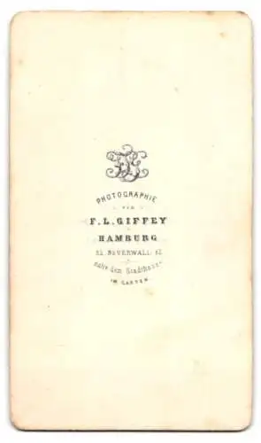 Fotografie F.L. Giffey, Hamburg, Neuerwall 82, elegante Dame am Tisch