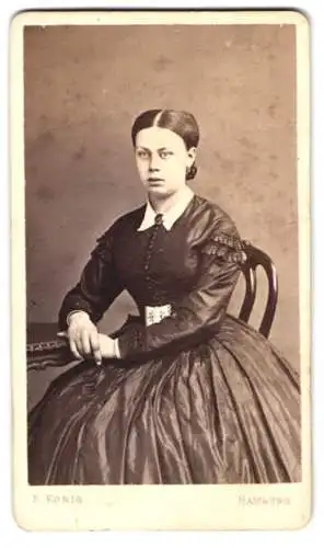 Fotografie F. König, Hamburg, Adolphsplatz 7, Portrait einer Dame in elegantem Kleid