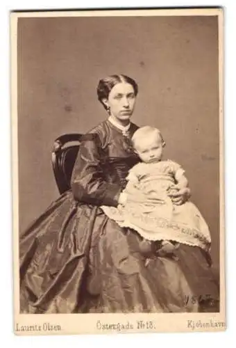 Fotografie Lauritz Olsen, Kjøbenhavn, Østergade 13, Frau mit Kind im Arm