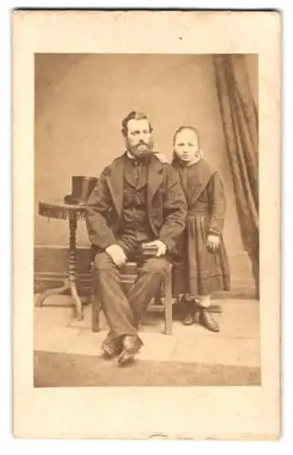 Fotografie J. Hastings & Sons, Dublin, Pembroke Quay 5, Vater mit Tochter im Foto-Atelier