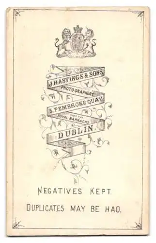 Fotografie J. Hastings & Sons, Dublin, Pembroke Quay 5, Vater mit Tochter im Foto-Atelier