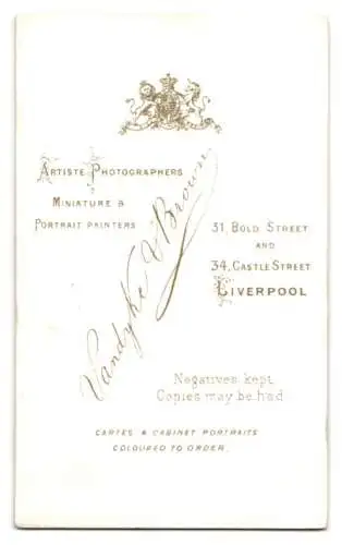 Fotografie Vandyke & Brown, Liverpool, Bold Street 31, Elegante Dame in raffinierter Pose