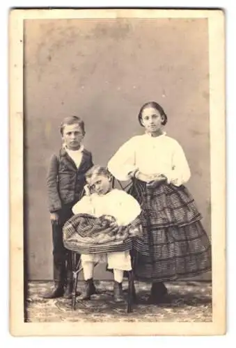 Fotografie Jeney József, Körmenden, Geschwisterporträt in Sonntagsbekleidung