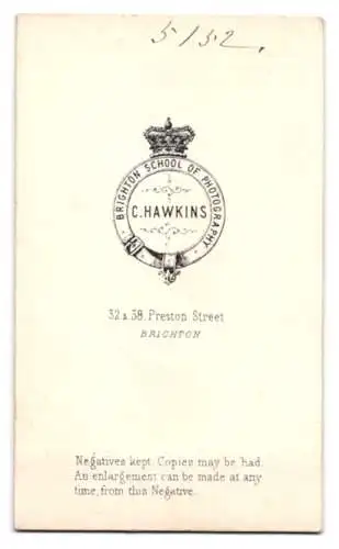 Fotografie C. Hawkins, Brighton, Preston Street 32 & 38, Porträt einer sitzenden jungen Dame