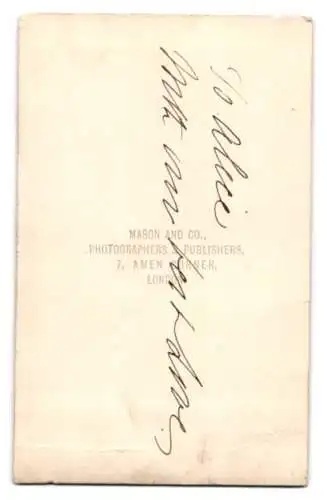 Fotografie Mason and Co., London, Amen Corner 7, Geistlicher im Gewand nebst sitzender Lady
