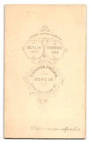 Fotografie Theodor Prümm, Berlin, Unter den Linden 51, Dame mit elegantem Pelz