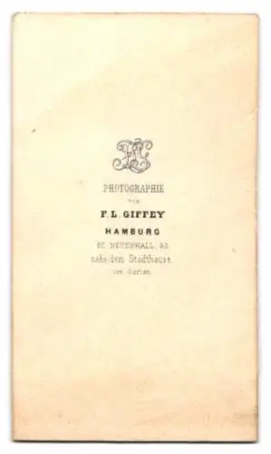 Fotografie F.L. Giffey, Hamburg, Neuerwall 82, Dame Frau Heydtmann im eleganten Kleid