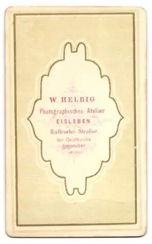 Fotografie W. Helbig, Eisleben, Hallesche-Strasse, Mädchen an Balustrade lehnend