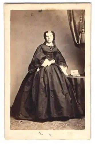 Fotografie F. König, Hamburg, Adolphsplatz 7, elegante Dame in opulentem Kleid