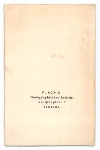 Fotografie F. König, Hamburg, Adolphsplatz 7, elegante Dame in opulentem Kleid
