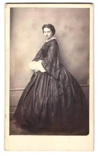 Fotografie F. Backofen, Darmstadt, CDV eines stehenden Damenporträts in elegantem Kleid