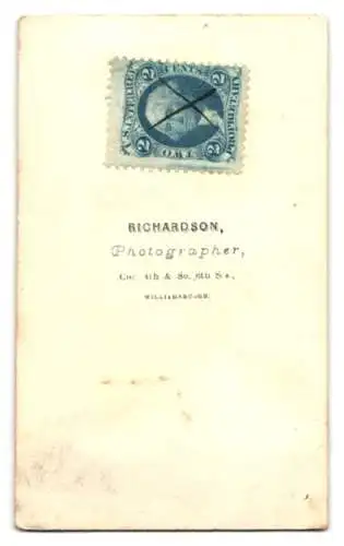 Fotografie Richardson, Williamsburgh, 4th St & S. 5th St, Mädchen im Kleid auf Stuhl sitzend