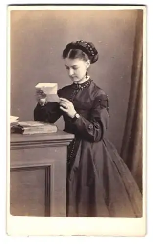 Fotografie Henry Mertens, Clapham, Oxford Terrace 2, hübsche junge Frau liest einen Brief