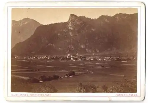 Fotografie B. Johannes, Partenkirchen, Ansicht Partenkirchen, Gesamtansicht des Ortes um 1880