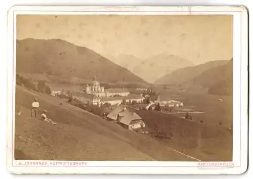 Fotografie B. Johannes, Partenkirchen, Ansicht Partenkirchen, Ettal-Kloster um 1880