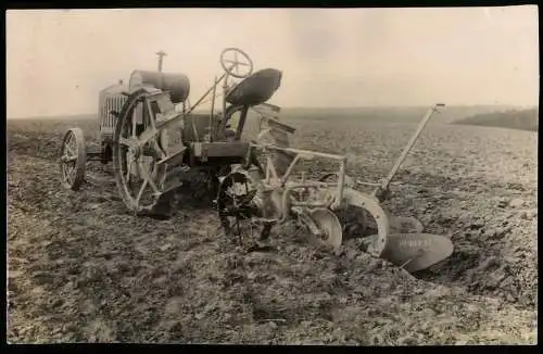 Fotografie unbekannter Fotograf und Ort, Stock-Motopflug, Tracktor, Feldarbeit