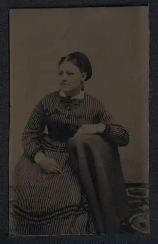 Fotografie Ferrotypie Dame im gestreiften Kleid mit Brosche