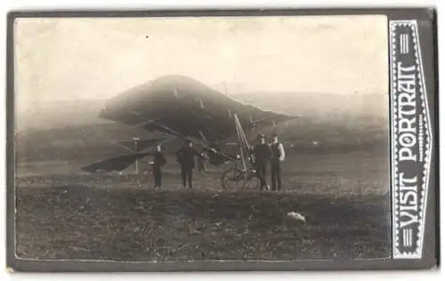 Fotografie unbekannter Fotograf und Ort, Pionierflug, Flugzeug Taube auf einem Feld