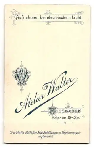 Fotografie Walter, Wiesbaden, Metzger / Fleischer mit Schürze raucht Zigarre