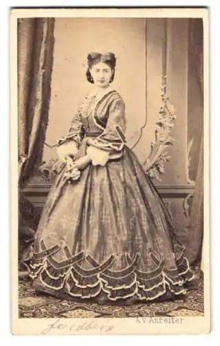 Fotografie A. v. Anreiter, Wien, Schauspielerin Katharina Friedberg im weiten Kleid