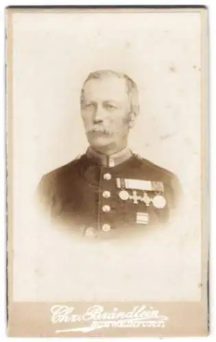 Fotografie Chr. Brändlein, Schweinfurt a. M., Uffz. in Uniform mit Ordenspange und Gefechtspange