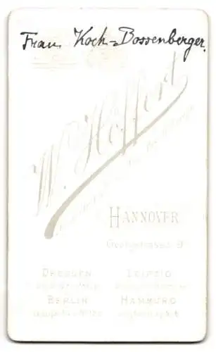 Fotografie W. Höffert, Hannover, Opernsängerin Julie Koch-Bossenberger im Kleid mit Halskette, Sopran