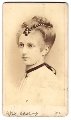 Fotografie Adele, Wien, hübsche Schauspielerin Frl .Czerny mit Haarschmuck