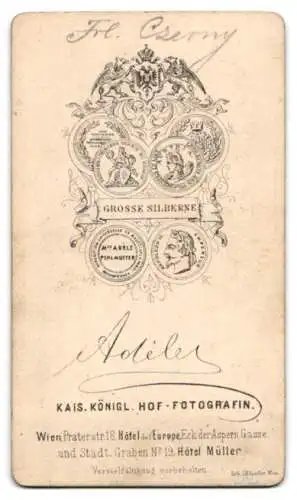 Fotografie Adele, Wien, hübsche Schauspielerin Frl .Czerny mit Haarschmuck